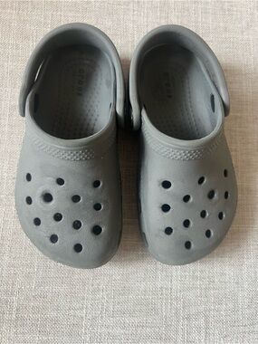 CROCS Classic unisex Kids Grey logo Slip-On mule Clogs w/strap, size 8